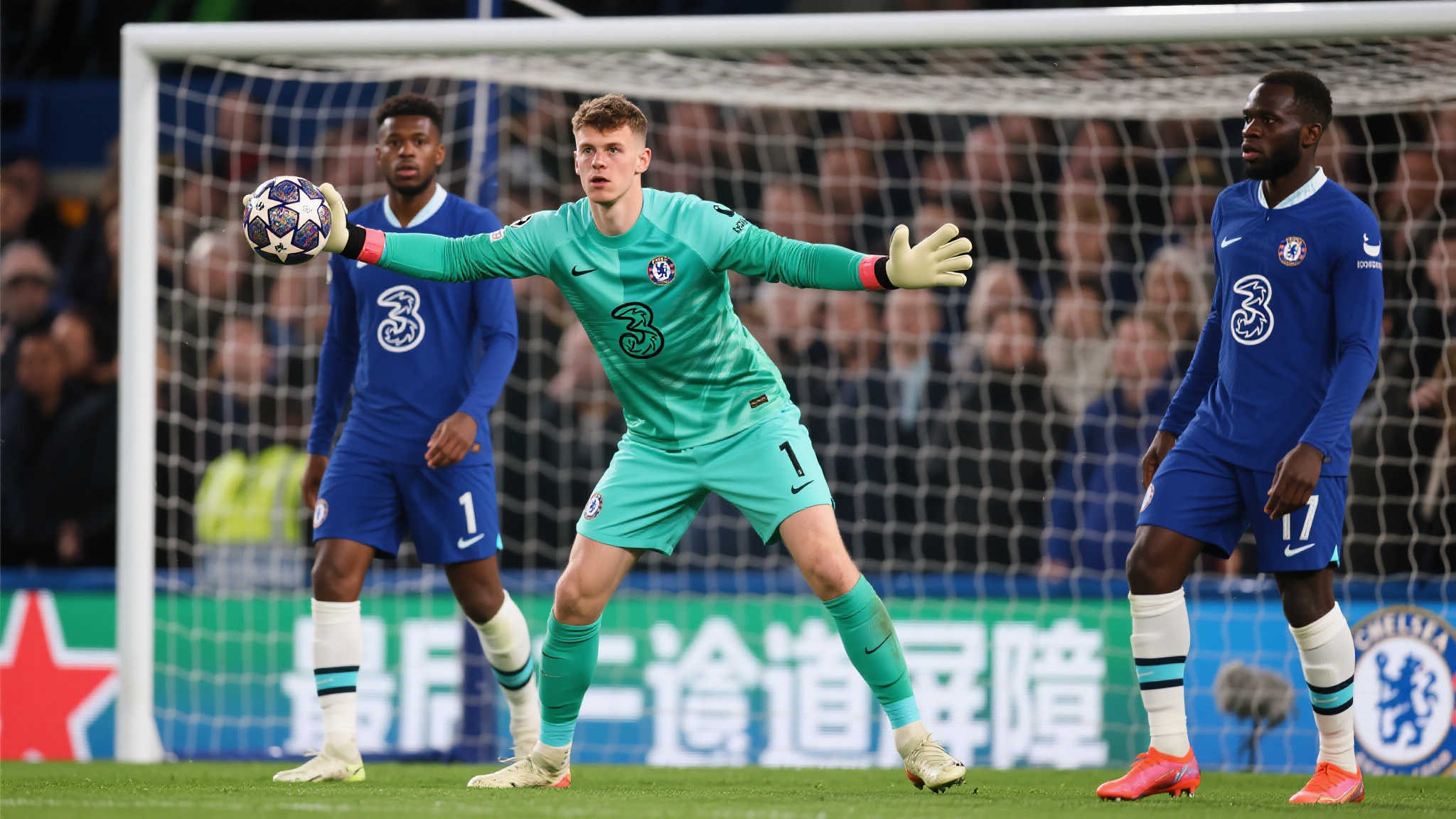 切尔西紧追迈尼昂，AC米兰坚守价格底线